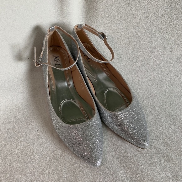 Sparkly silver flats with pointed toe and ankle strap. Size 9 M&L - Picture 1 of 2